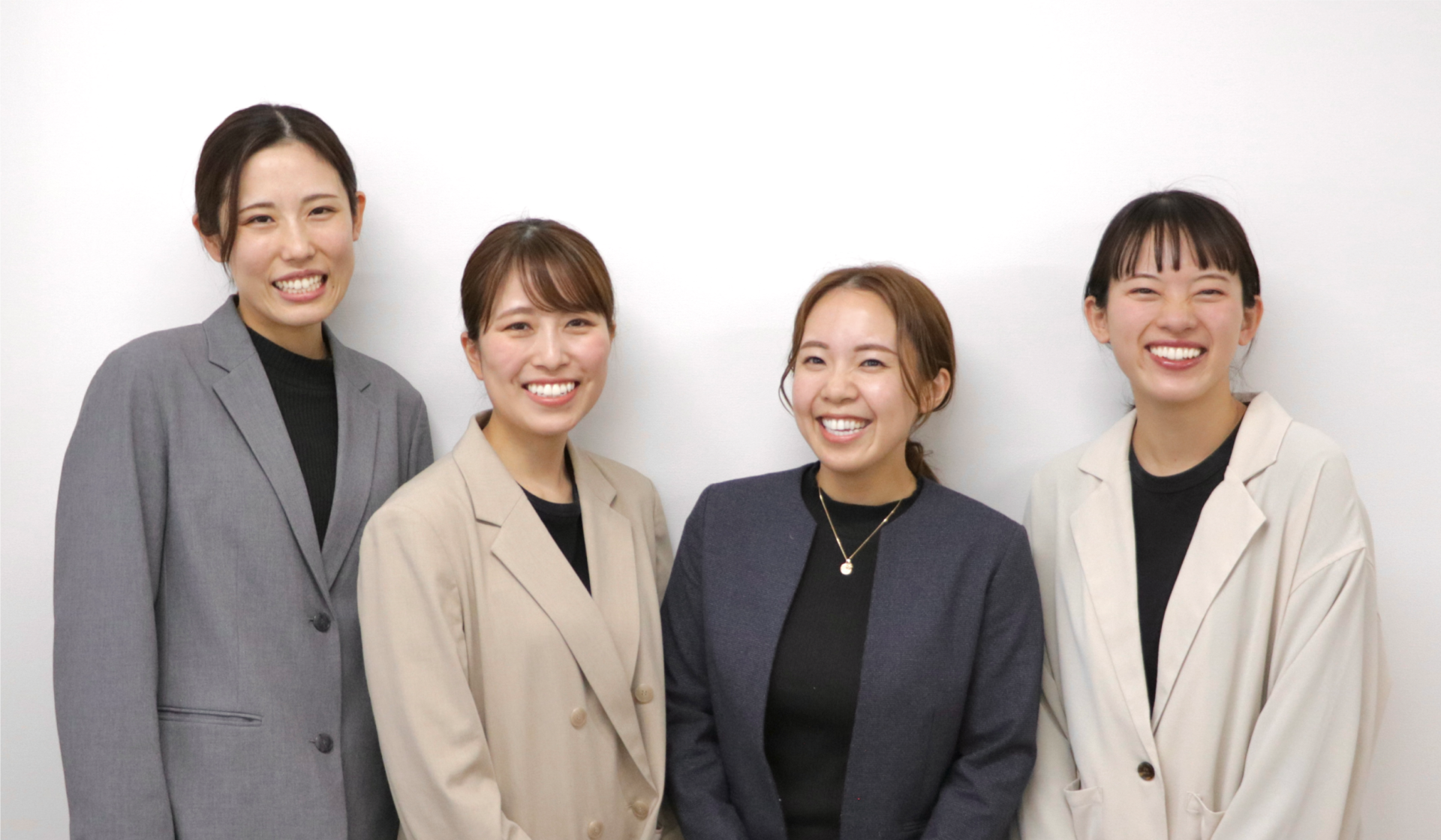 介護美容スタッフ4名の女性